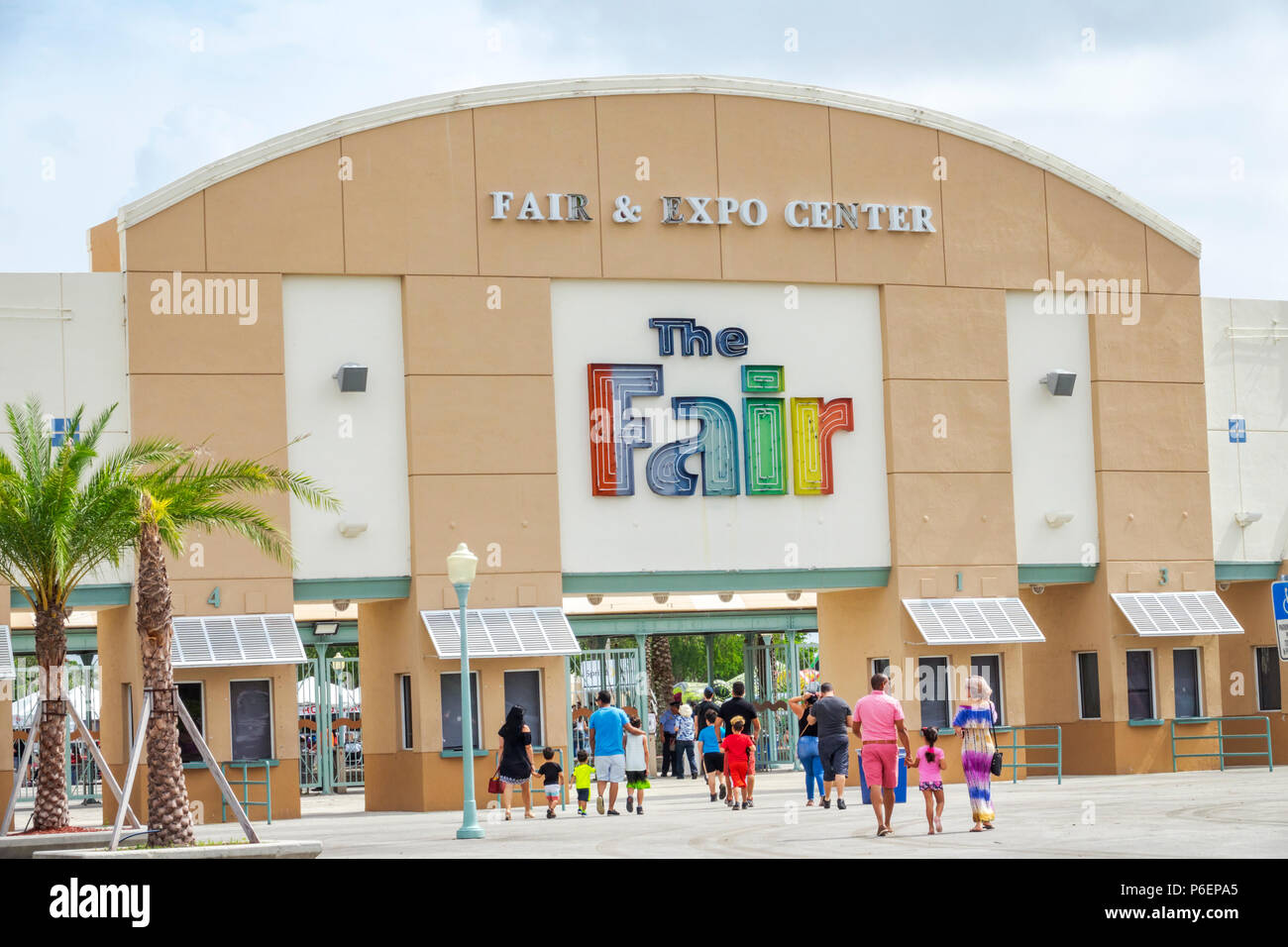 Miami Florida, Miami-Dade Expo Center, recinto ferial, entrada, centro de convenciones, lugar de celebración de eventos, familia familias padres hijos, entrar, Foto de stock
