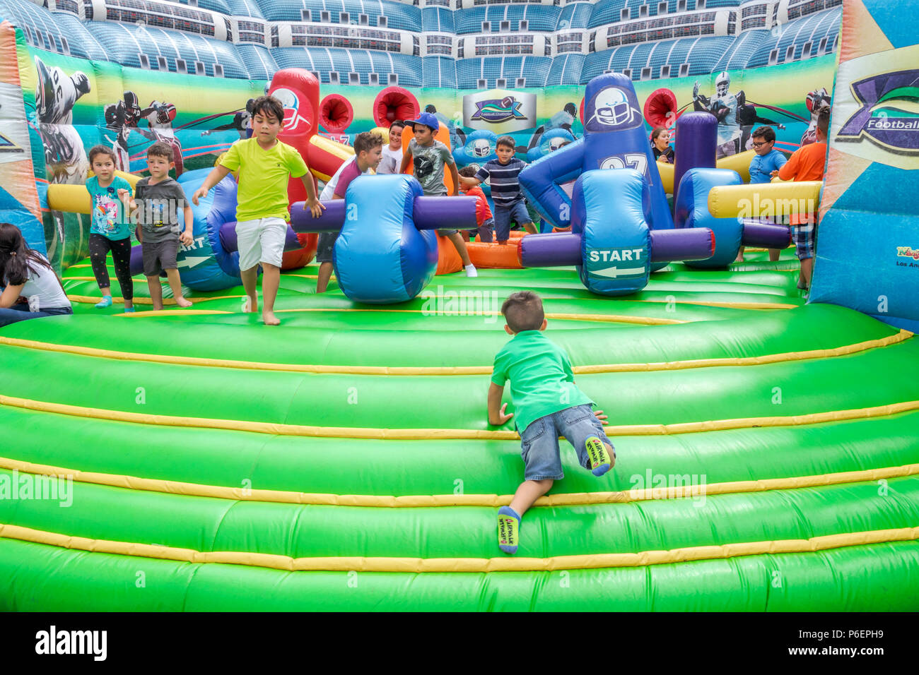 Juegos inflables para niños fotografías e imágenes de alta resolución -  Alamy