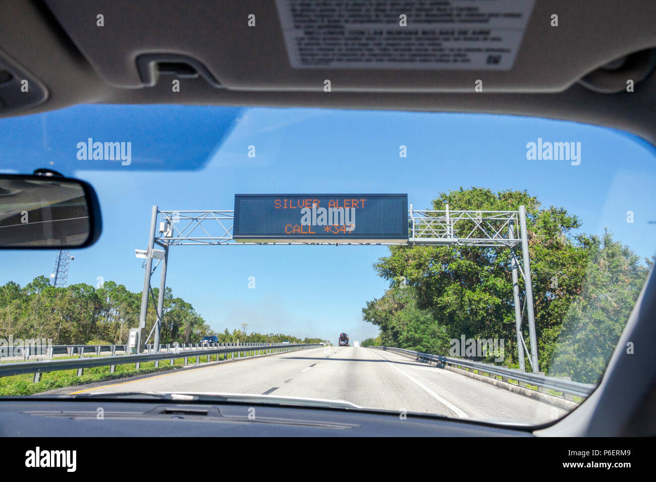 Florida, Fort Ft. Pierce, carretera de peaje de Florida Turnpike, cartel electrónico de mensajes, alerta de plata, falta de conductor de ciudadanos mayores,FL171028013 Foto de stock