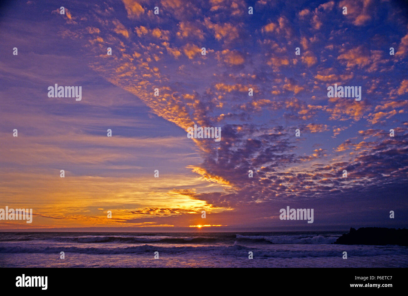 Espectacular puesta de sol sobre el océano Pacífico a lo largo de la costa sur de Oregón Foto de stock