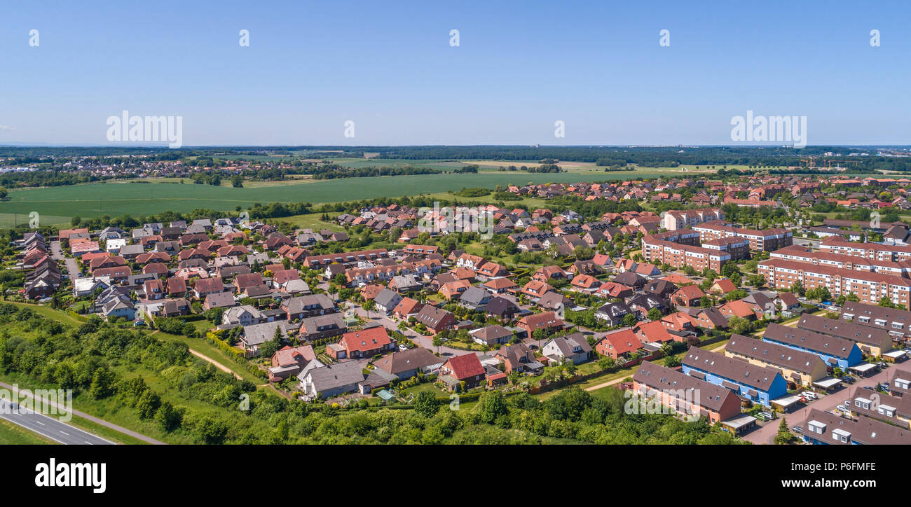 Vista aérea de un barrio de las afueras de Wolfsburg en Alemania, con casas unifamiliares, casas adosadas y unifamiliares, hecha con zumbido Foto de stock