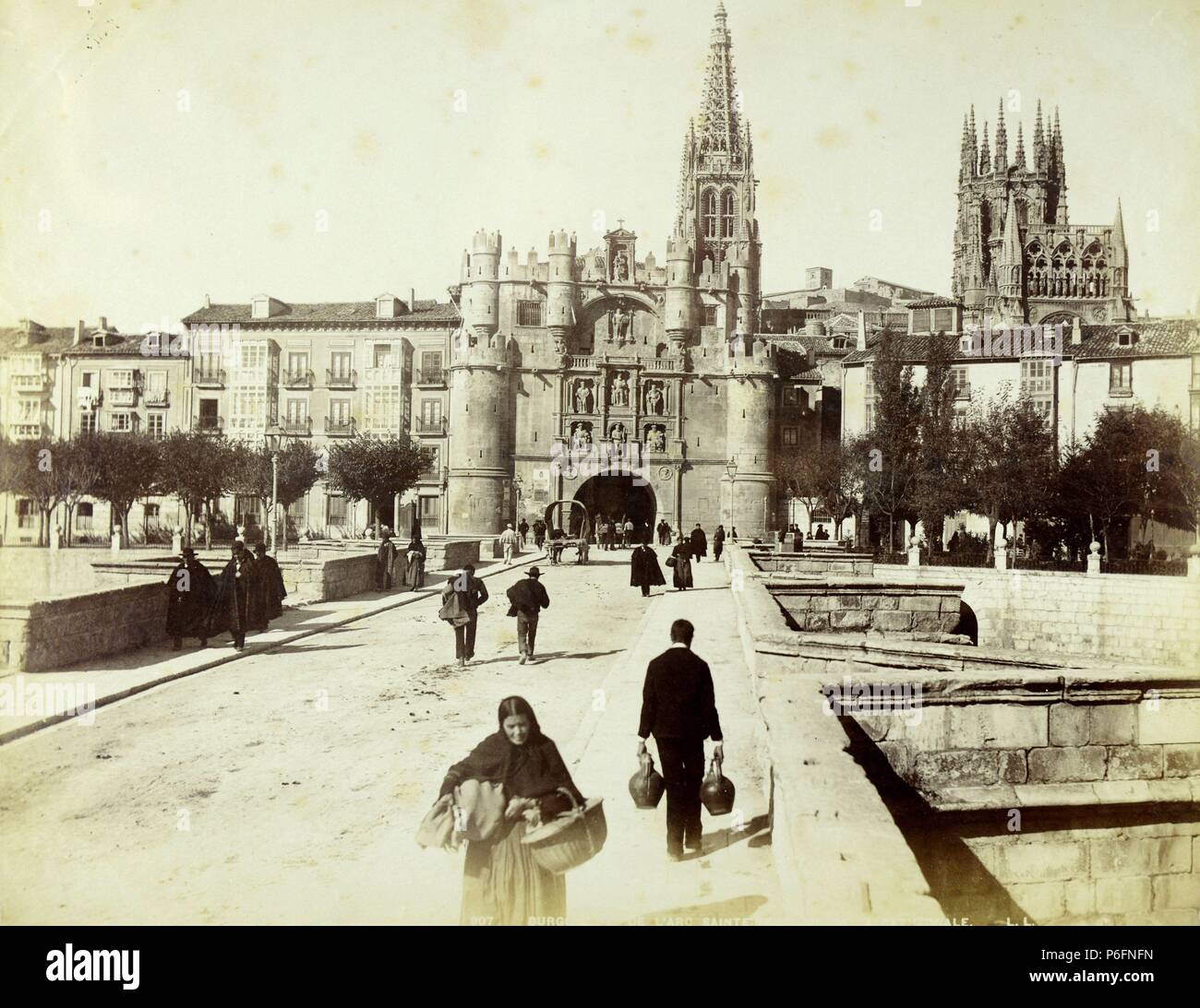 Burgos, Puente y Arco de Santa María. Foto de stock