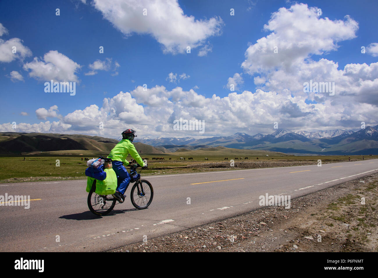 La bicicleta Bayanbulok pastizales y la cordillera de Tian Shan, Xinjiang, China Foto de stock