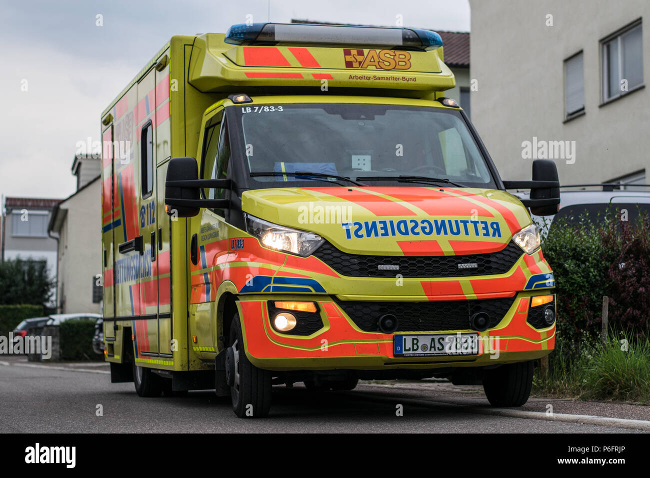 ASB im Einsatz des Rettungswagen - ambulancia durante un emergancy Foto de stock