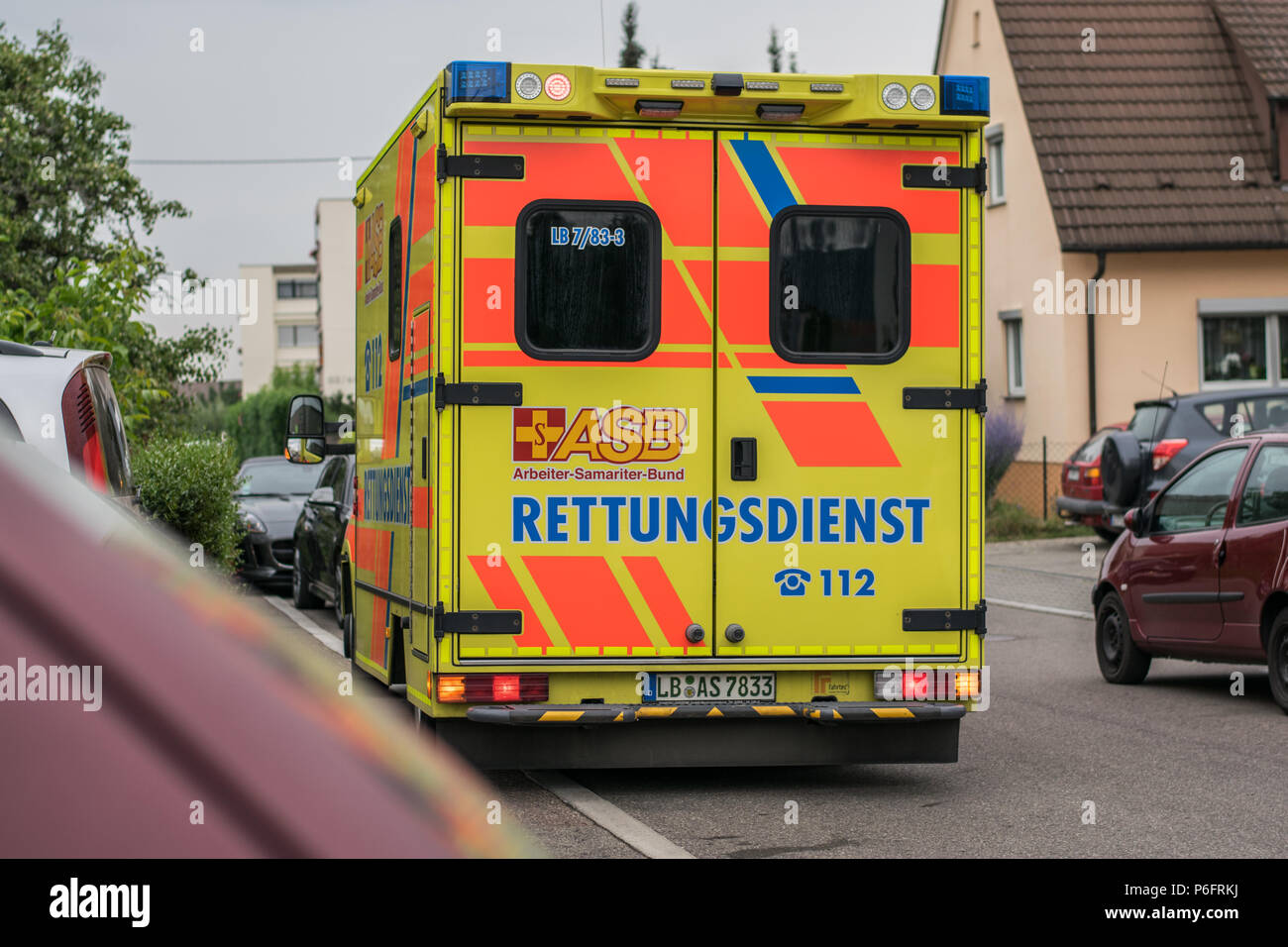ASB im Einsatz des Rettungswagen - ambulancia durante un emergancy Foto de stock