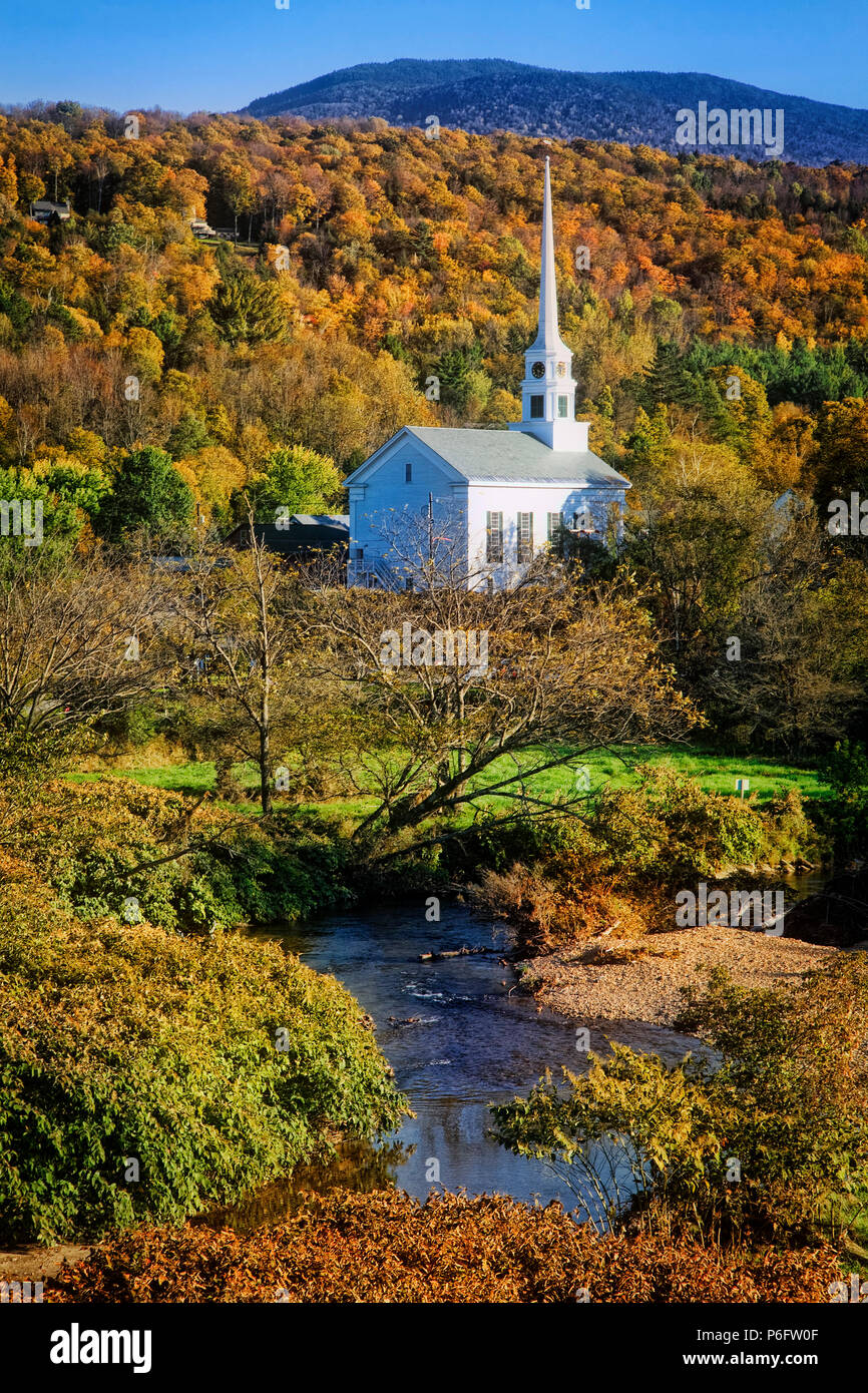 La Iglesia Comunidad Stowe en las montañas verdes de Vermont. Foto de stock