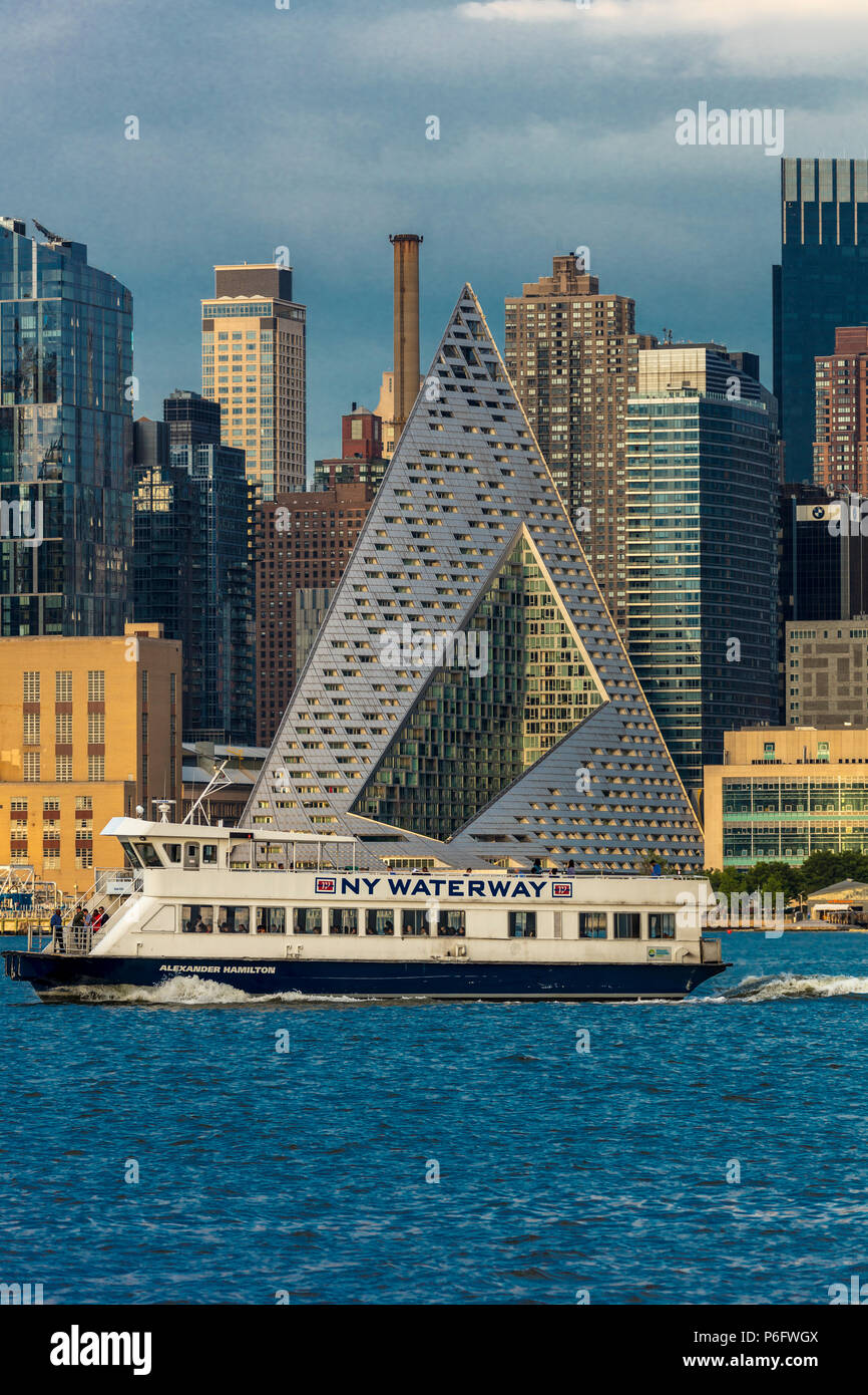 Junio 6, 2018 - NUEVA YORK, NUEVA YORK, EE.UU. - La Ciudad de Nueva York y  el Río Hudson características a través de 57 Edificio de forma triangular  (venta) y la silueta