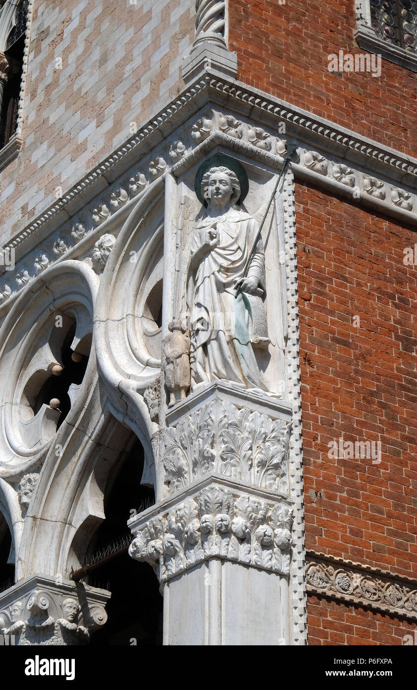 Venecia, Italia - 28 de mayo: La escultura del Arcángel San Rafael con Tobías, detalle del Palacio Doge, La Plaza San Marcos, en Venecia, Italia, Patrimonio Mundial de la UNESCO S Foto de stock