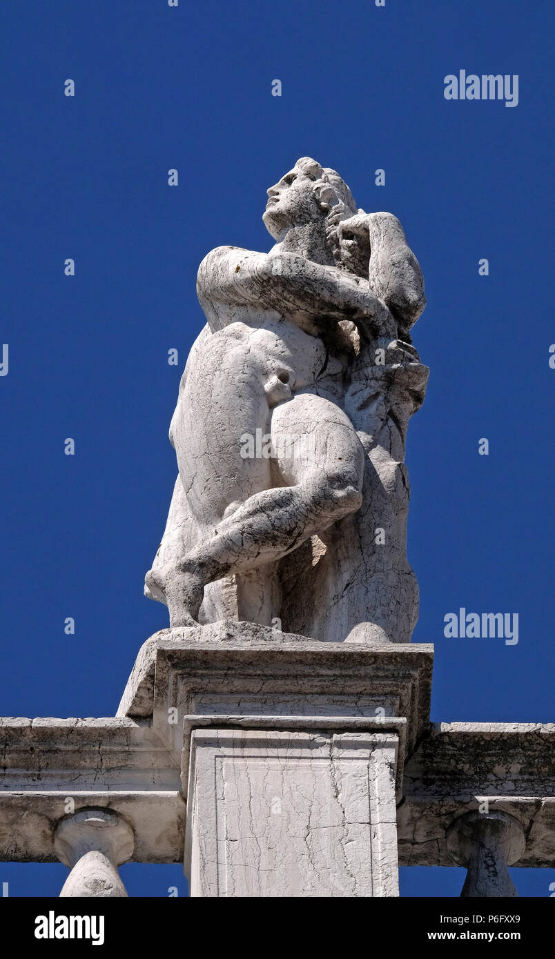 Estatua en la parte superior de la Biblioteca Nacional de San Marcos, la Biblioteca Marciana de Venecia, Italia, Sitio del Patrimonio Mundial de la UNESCO Foto de stock