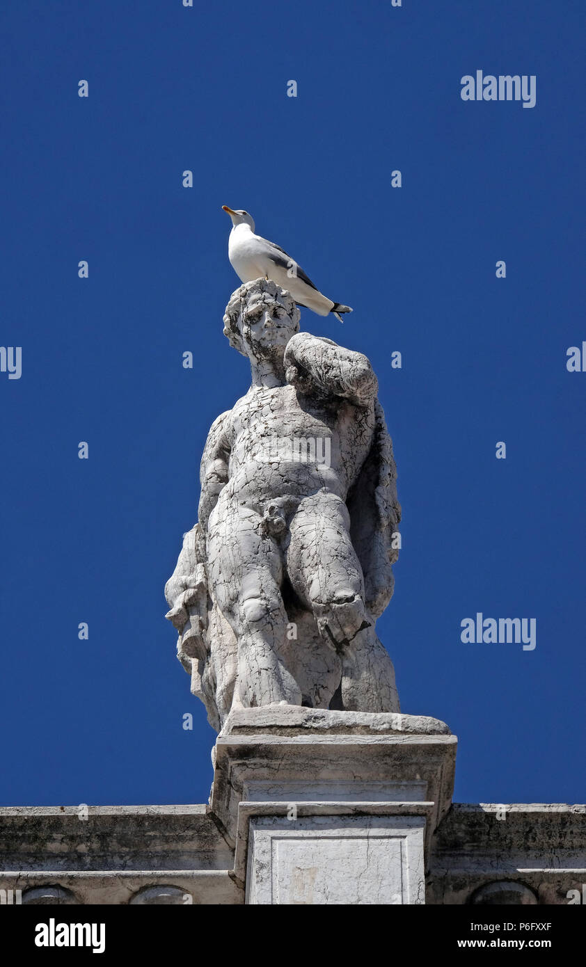 Estatua en la parte superior de la Biblioteca Nacional de San Marcos, la Biblioteca Marciana de Venecia, Italia, Sitio del Patrimonio Mundial de la UNESCO Foto de stock