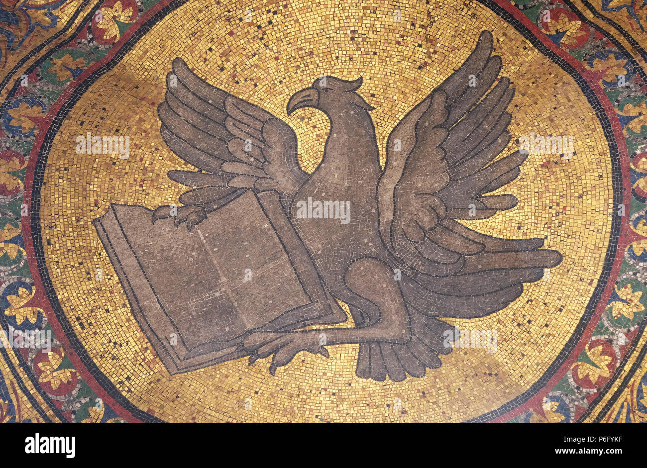 Símbolo de San Juan Evangelista, el mosaico de la fachada de la Basílica de San Marcos, la Plaza de San Marcos, en Venecia, Italia Foto de stock