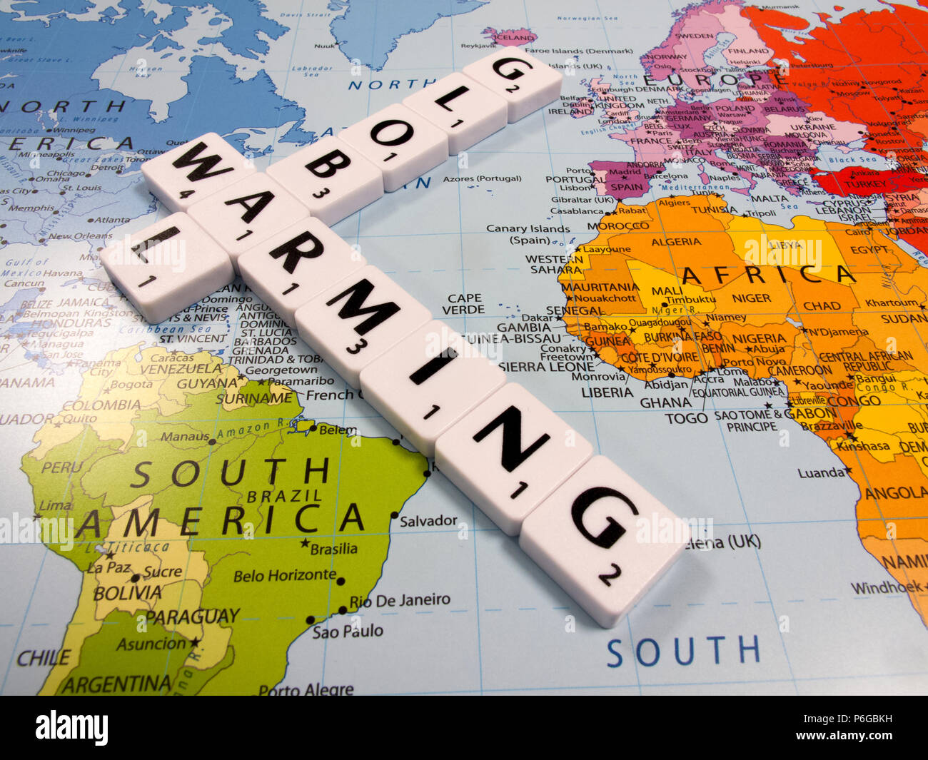 Representación de el calentamiento global, la temperatura media global ha  aumentado al ritmo más rápido registrado en la historia, mundial sobre  fondo de mapa Fotografía de stock - Alamy