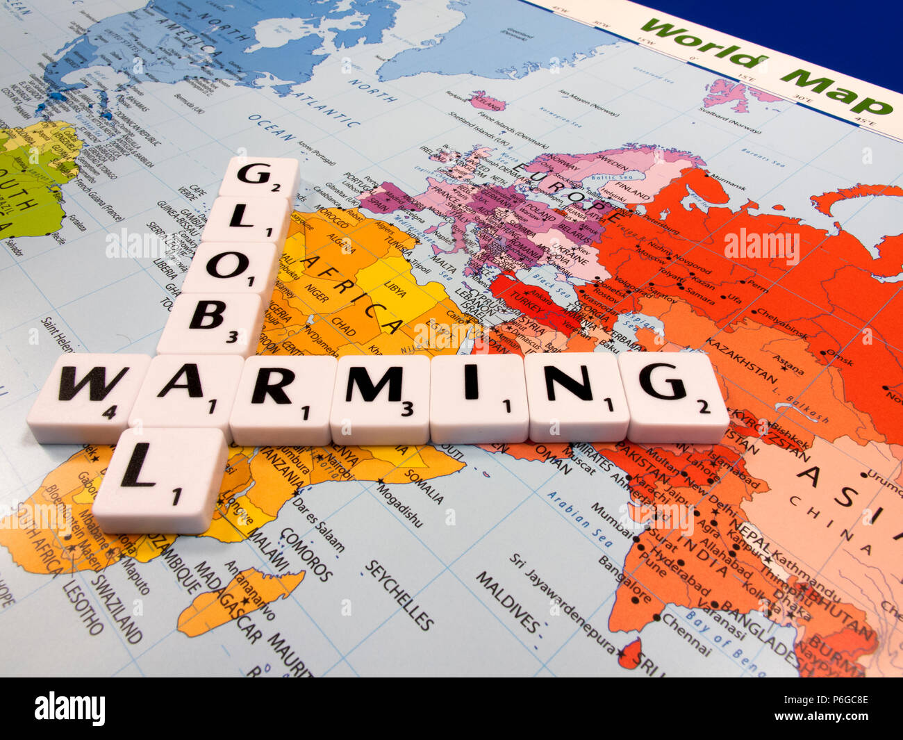 Representación de el calentamiento global, la temperatura media global ha  aumentado al ritmo más rápido registrado en la historia, mundial sobre  fondo de mapa Fotografía de stock - Alamy