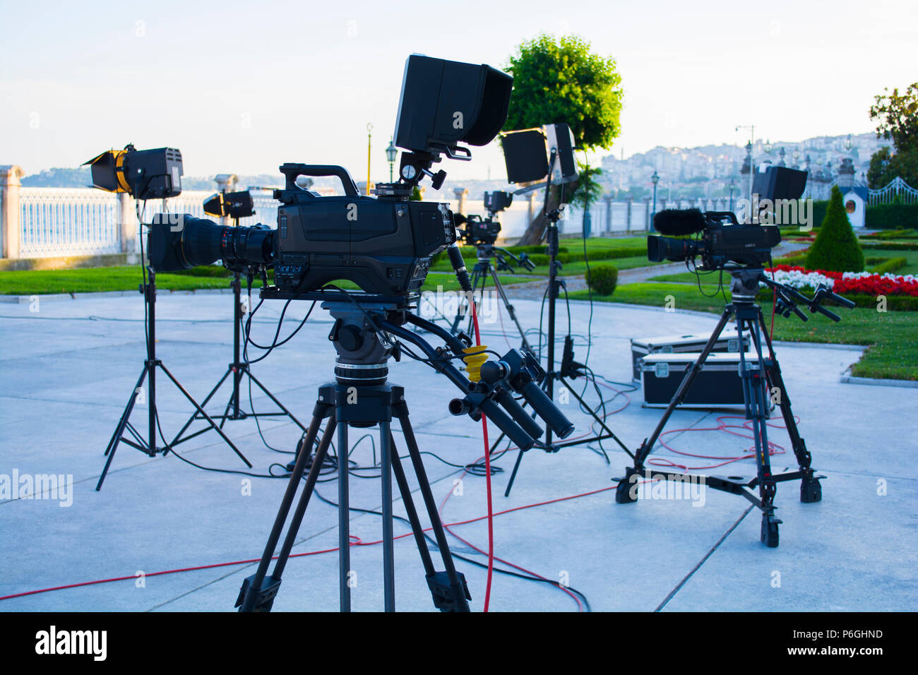 Filmación de películas, televisión o producción de vídeo y cine, tv crew  team con cámara, luces y equipo de sonido en la ubicación exterior  Fotografía de stock - Alamy