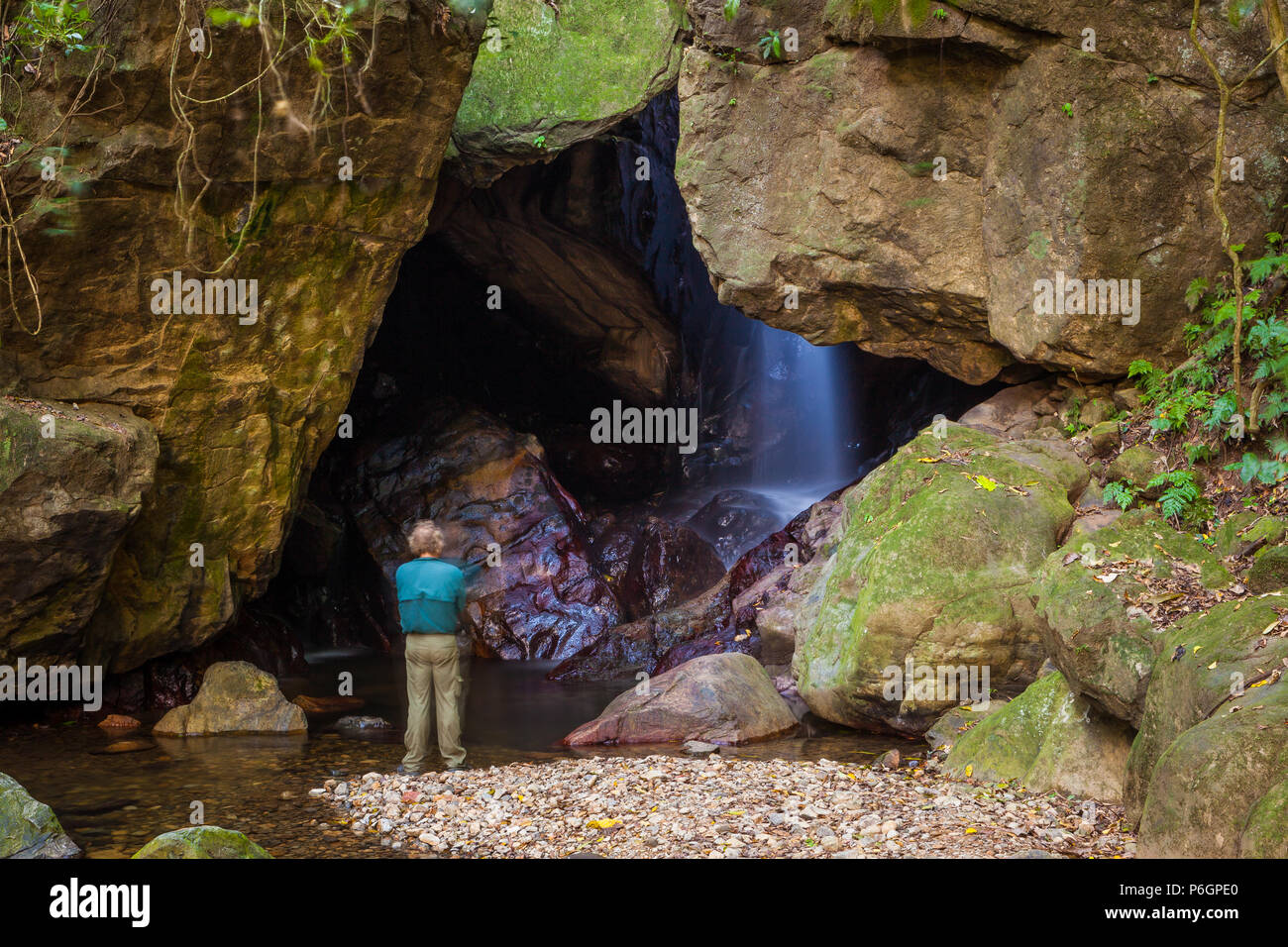 Paisaje de Panamá con un hombre mirando la hermosa cascada Chorro las