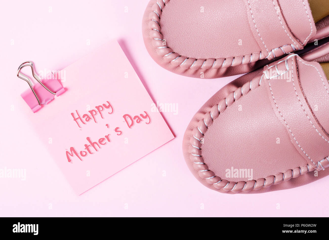 Feliz día de la madre tarjeta y hermosos zapatos de mujer rosado pastel  sobre fondo de color rosa para su texto o mensaje Fotografía de stock -  Alamy