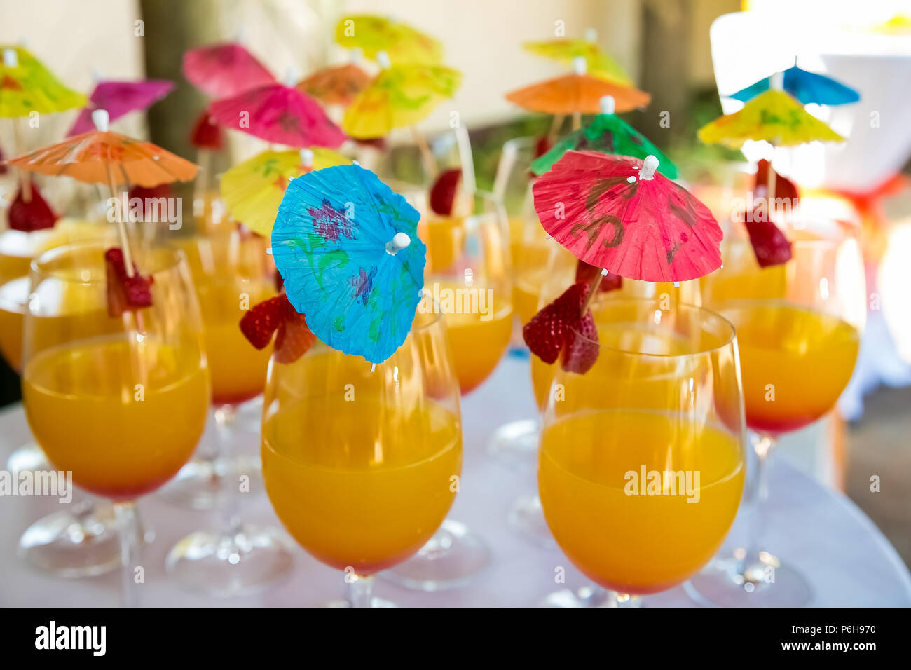 saludo Gran cantidad de Haiku Bebidas de bienvenida Cóctel amarillo con paraguas en un banquete de la  cena de gala evento corporativo Fotografía de stock - Alamy