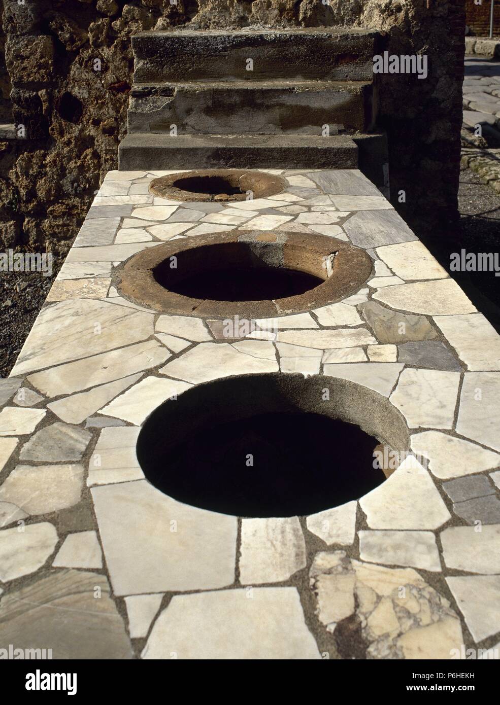 Italia. Pompeya. Cubiertas de mármol Thermopolium contador. Via Consolare. Foto de stock
