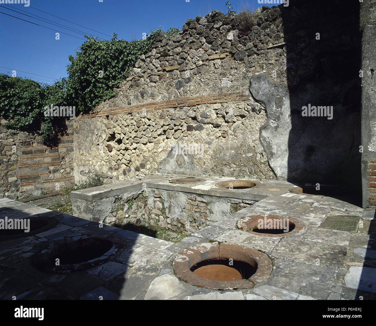 Italia. Pompeya. Thermopolium. Establecimiento comercial donde es posible adquirir los alimentos listos para el consumo. A través Austali con Vicolo Storto. Foto de stock