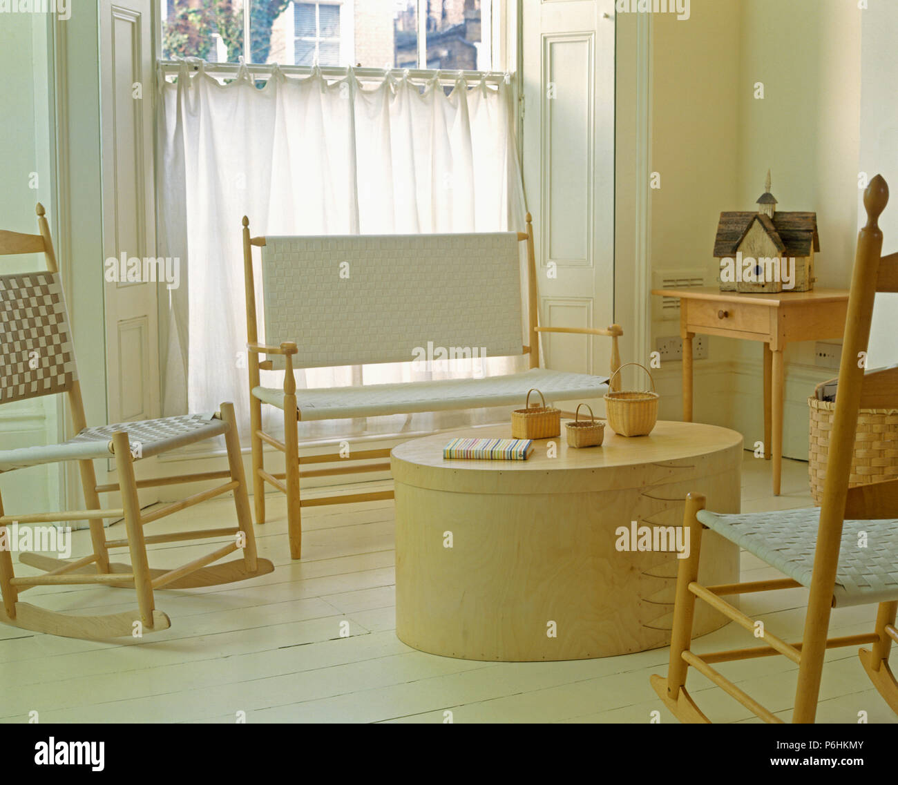 Shaker orzuelo sillas mecedoras amd settlle con madera contrachapada caja en forma de tabla en casa salón con piso de madera pintadas Foto de stock