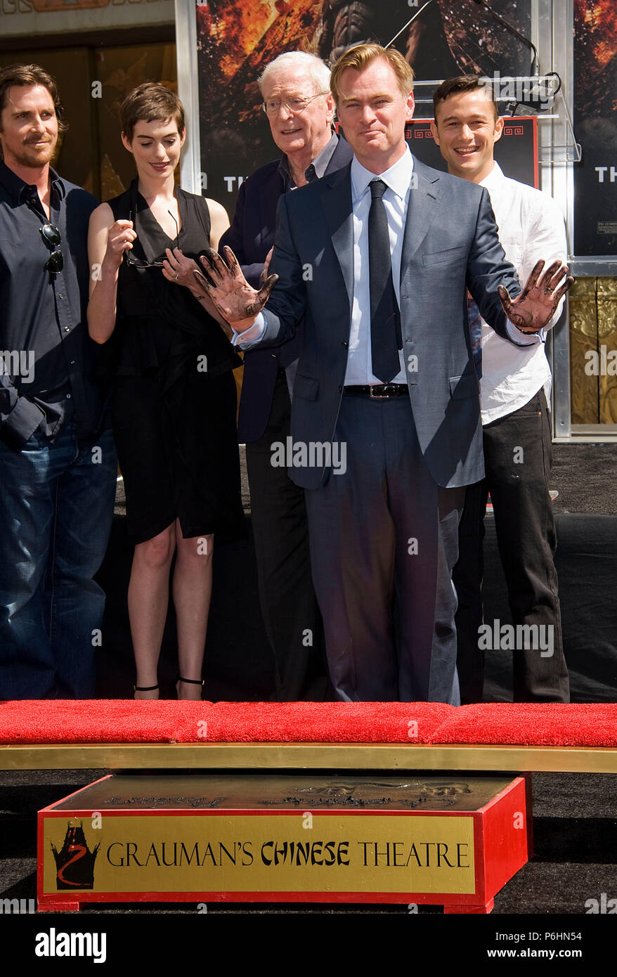 Christopher Nolan fue honrado con la mano y el pie Imprimir ceremonia en el  Teatro Chino de Los Ángeles. El reparto de El Caballero Oscuro Batman  aumenta, Gary Oldman, Michael Caine, Anne