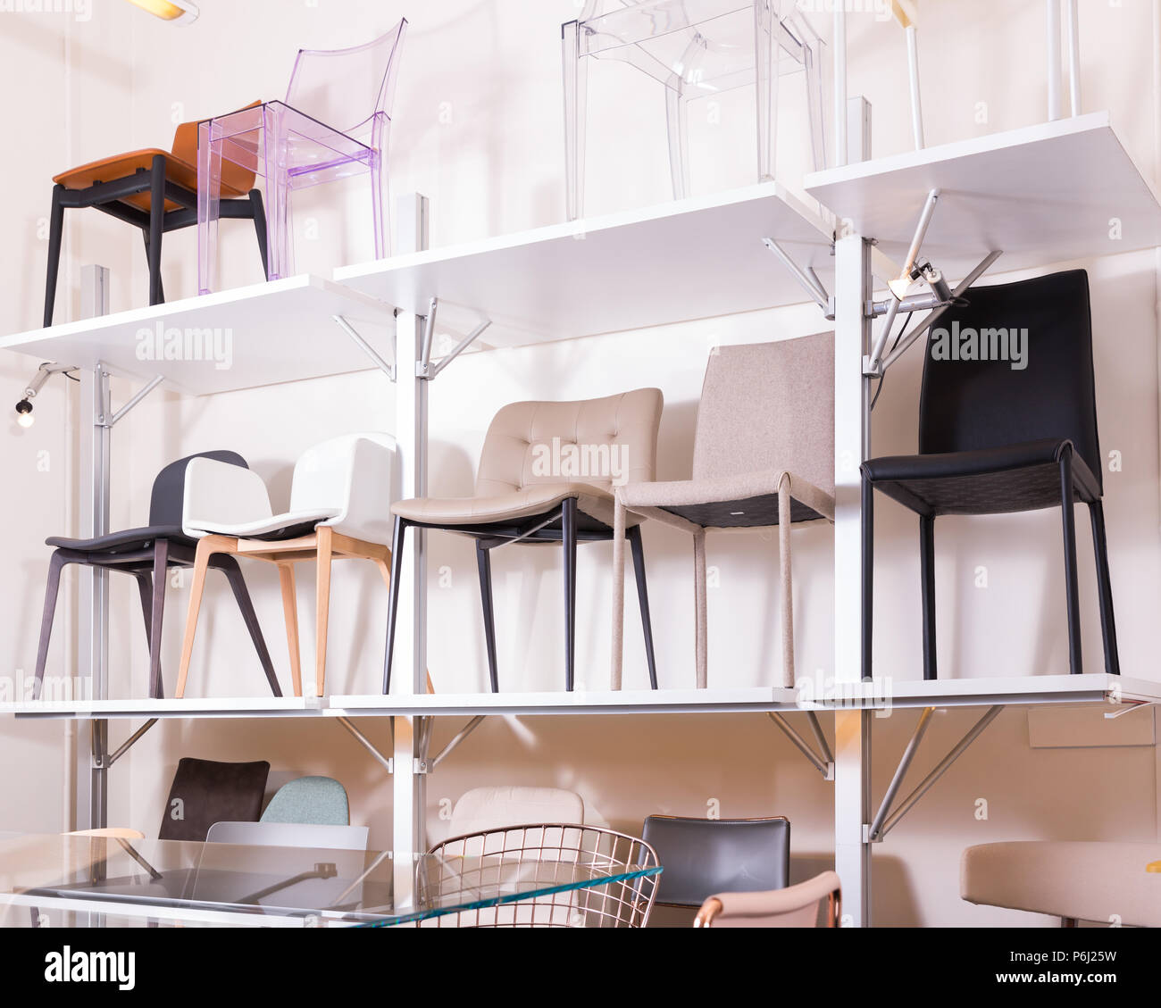 de elegantes y confortables sillas para la venta en tienda Fotografía de stock - Alamy