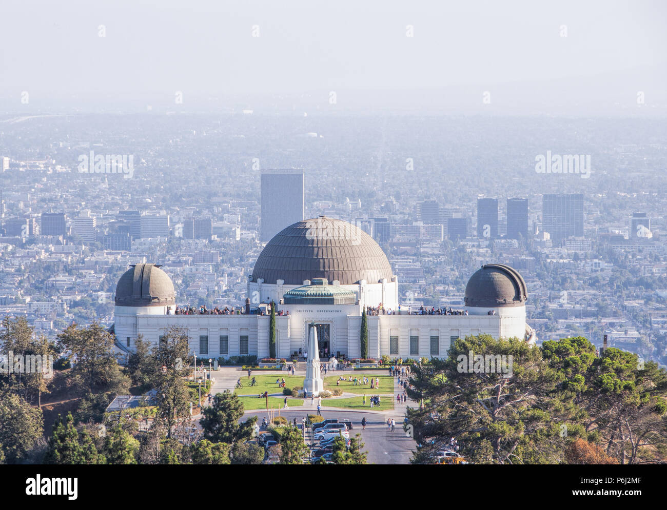 4 de septiembre de 2016 - Los Angeles, Estados Unidos. Famoso Observatorio Griffith edificio del museo en las colinas de Hollywood. Muchos turistas visitan el planetario con sceni Foto de stock