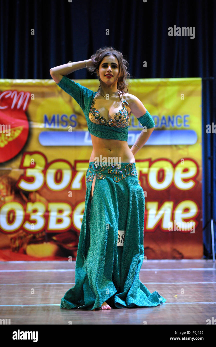 Bailarina un nativo vestidos la danza oriental en el escenario. Miss Belly Dance Festival 2017. Marzo 7, 2017. Kiev, Ucrania Fotografía de -