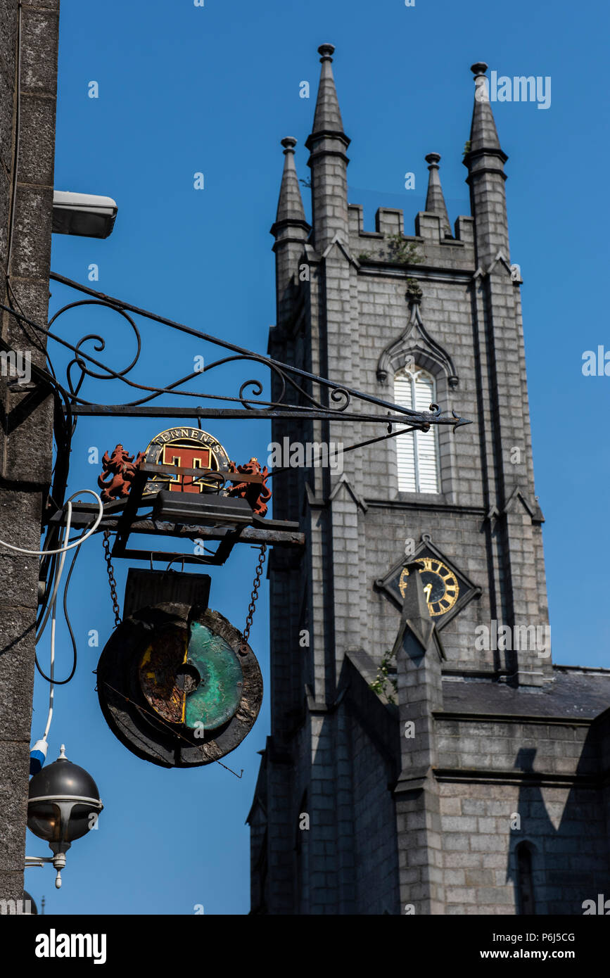 Reino Unido, Escocia, Aberdeen, el Historic Old Aberdeen. Tennents lager firmar con torre de piedra en la distancia. Foto de stock