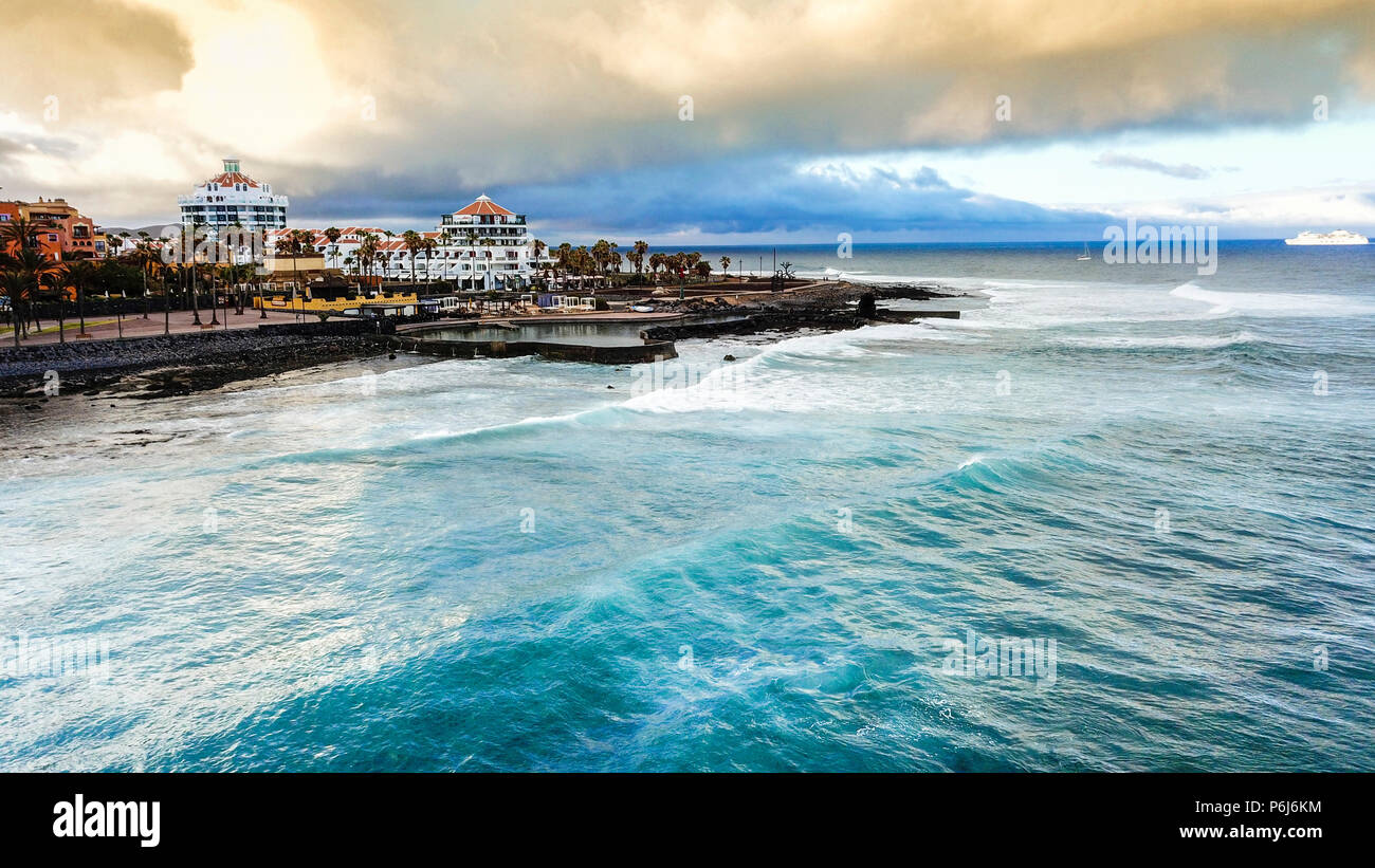 Tenerife las americas hermoso lugar de vacaciones tropicales iscland vista  aérea del océano y las olas y la playa. lindos colores y fondo. horizonte y  cl Fotografía de stock - Alamy