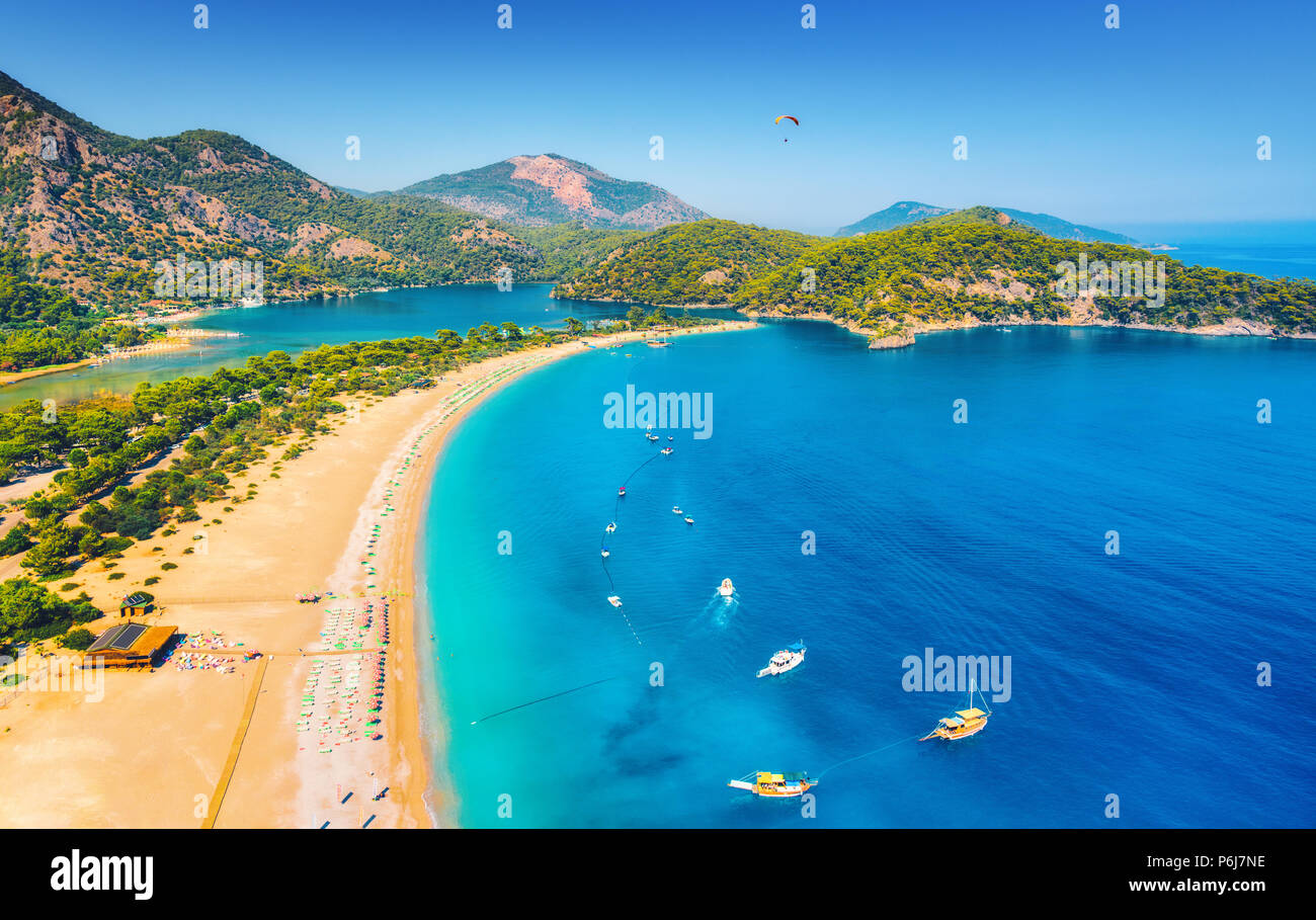 Fantástica vista aérea de la Laguna Azul en Oludeniz, Turquía. Paisaje de verano con mar escupir, barcos y yates, el verde de los árboles, el agua azul, playa de arena en sun Foto de stock