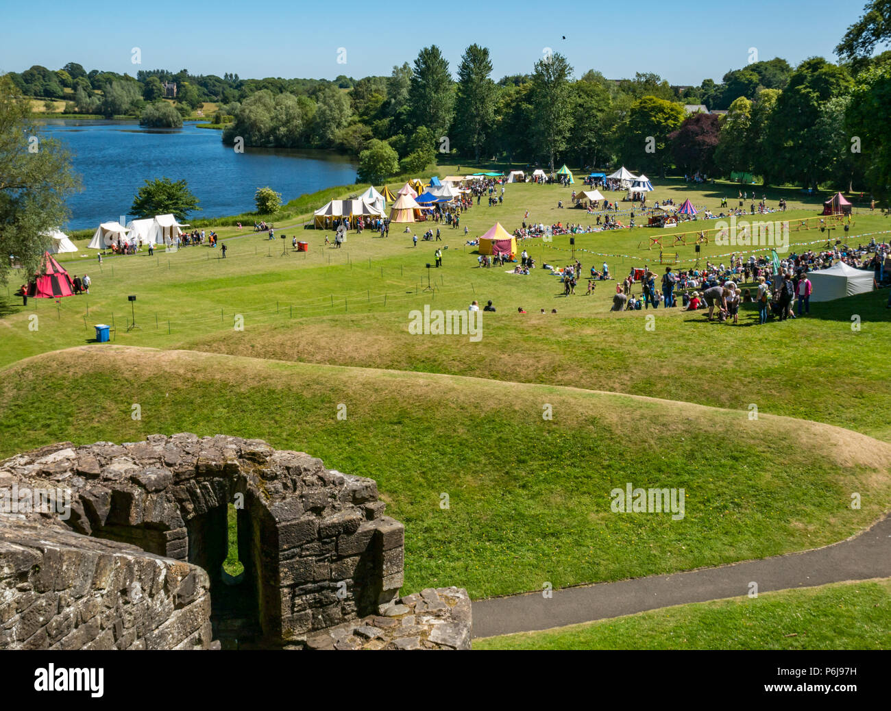 Justas y Feria Medieval en el Palacio Linlithgow, Linlithgow, Escocia, Reino Unido, 30 de junio de 2018. Entorno histórico Escocia arrancó su programa de entretenimiento de verano con una fabulosa presentación de justas medievales en los terrenos del castillo. El día de la diversión familiar incluye un campamento de historia viva y juegos medievales. La histórica Sociedad Saltire realizar y escaparate de la vida medieval. El Palacio Peel suelo Foto de stock