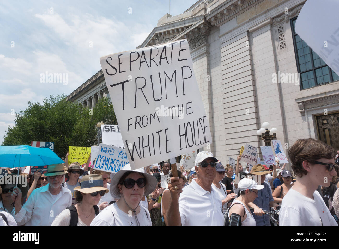 Washington, DC, Estados Unidos. 30 de junio de 2018. Algunas de las decenas de miles de participantes en las familias pertenecen juntos protestar marchando al Departamento de Justicia del rallye en Lafayette Park en frente de la Casa Blanca, protestando por el triunfo de la administración a la denigración de los inmigrantes y la política de tolerancia cero de forma automática para criminalizar a los indocumentados, incluyendo a los que buscan asilo, que ha incluido a retirar a los niños de sus padres en la frontera mexicana. Crédito: Bob Korn/Alamy Live News Foto de stock