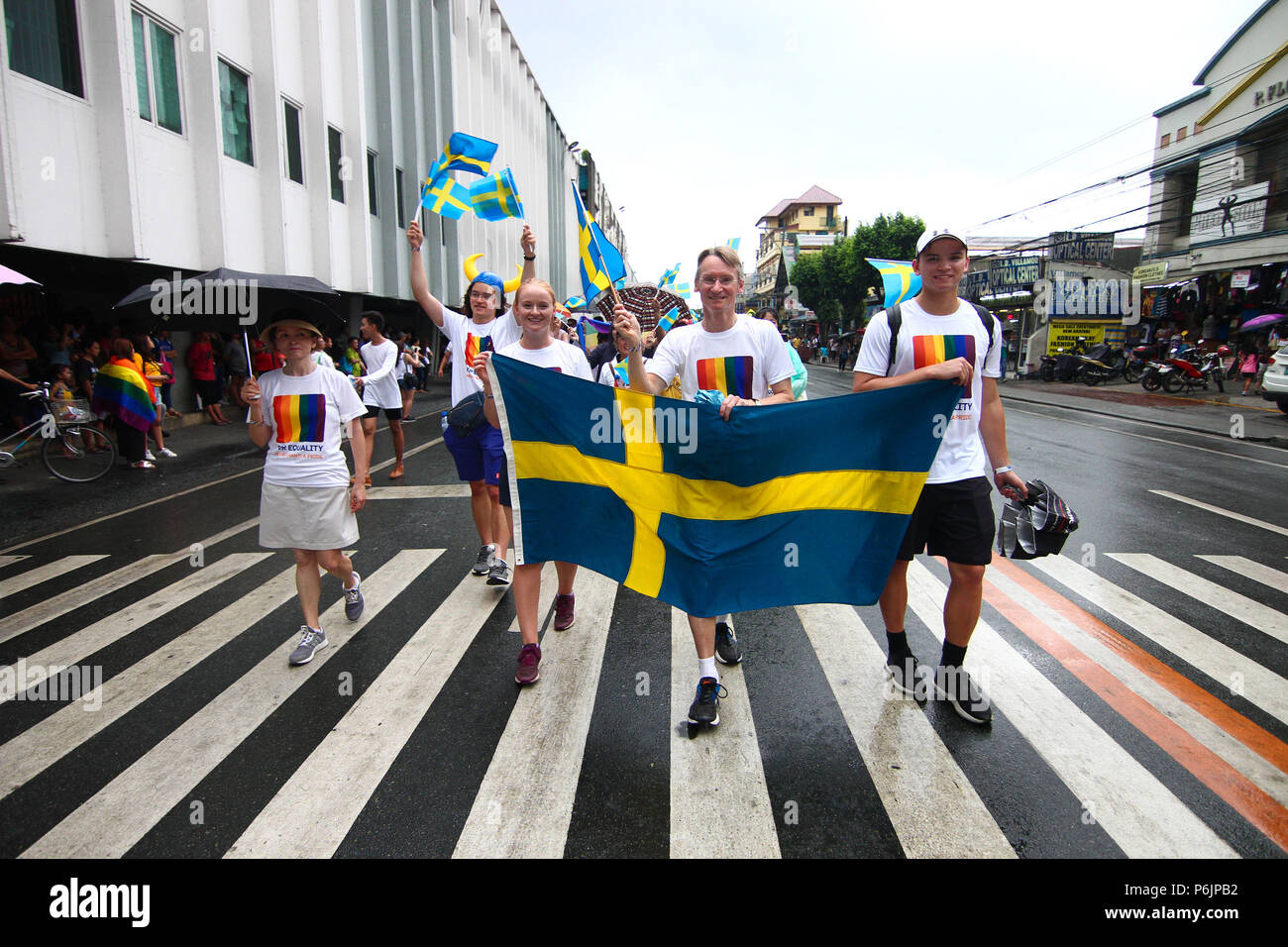 Los miembros de la Embajada de Suecia participan en la Marcha del Orgullo Gay. Miles de gay miembros marcharon por las calles de Marikina, Metro Manila ya que participaron este año en la Marcha del orgullo. Foto de stock