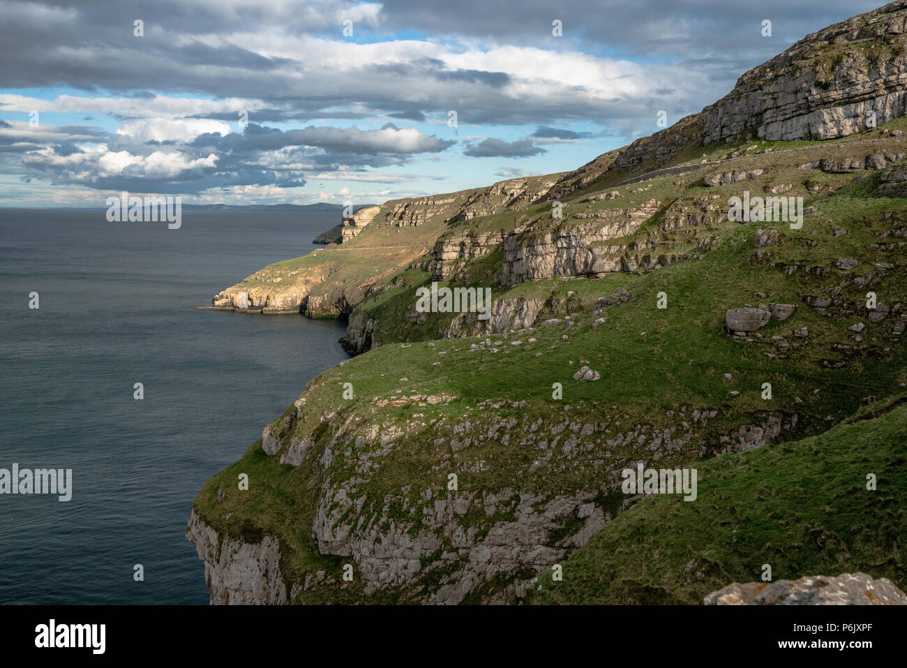 North Wales paisaje de gran orme cabeza de acantilados y el océano. Foto de stock
