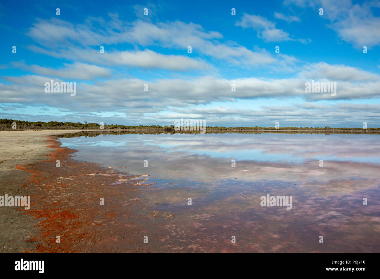 El reflejo perfecto de nubes sobre el Lago Victoria Lochiel Dimboola Australia el 24 de junio de 2018 Foto de stock