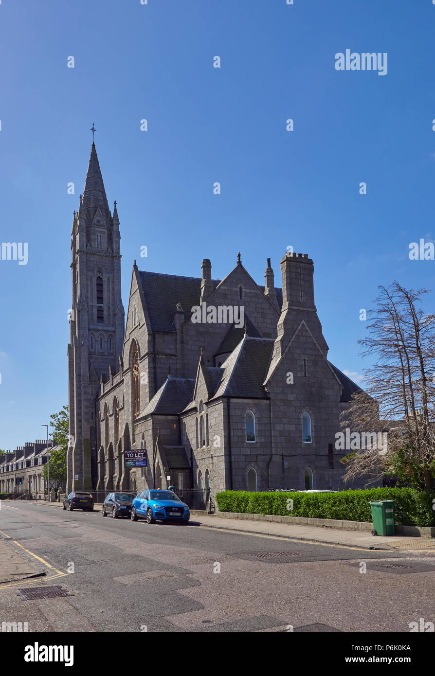 Un viejo edificio de la Iglesia de granito convertido en oficinas en el Queens Road en el granito de la ciudad de Aberdeen en Aberdeenshire, Escocia. Foto de stock