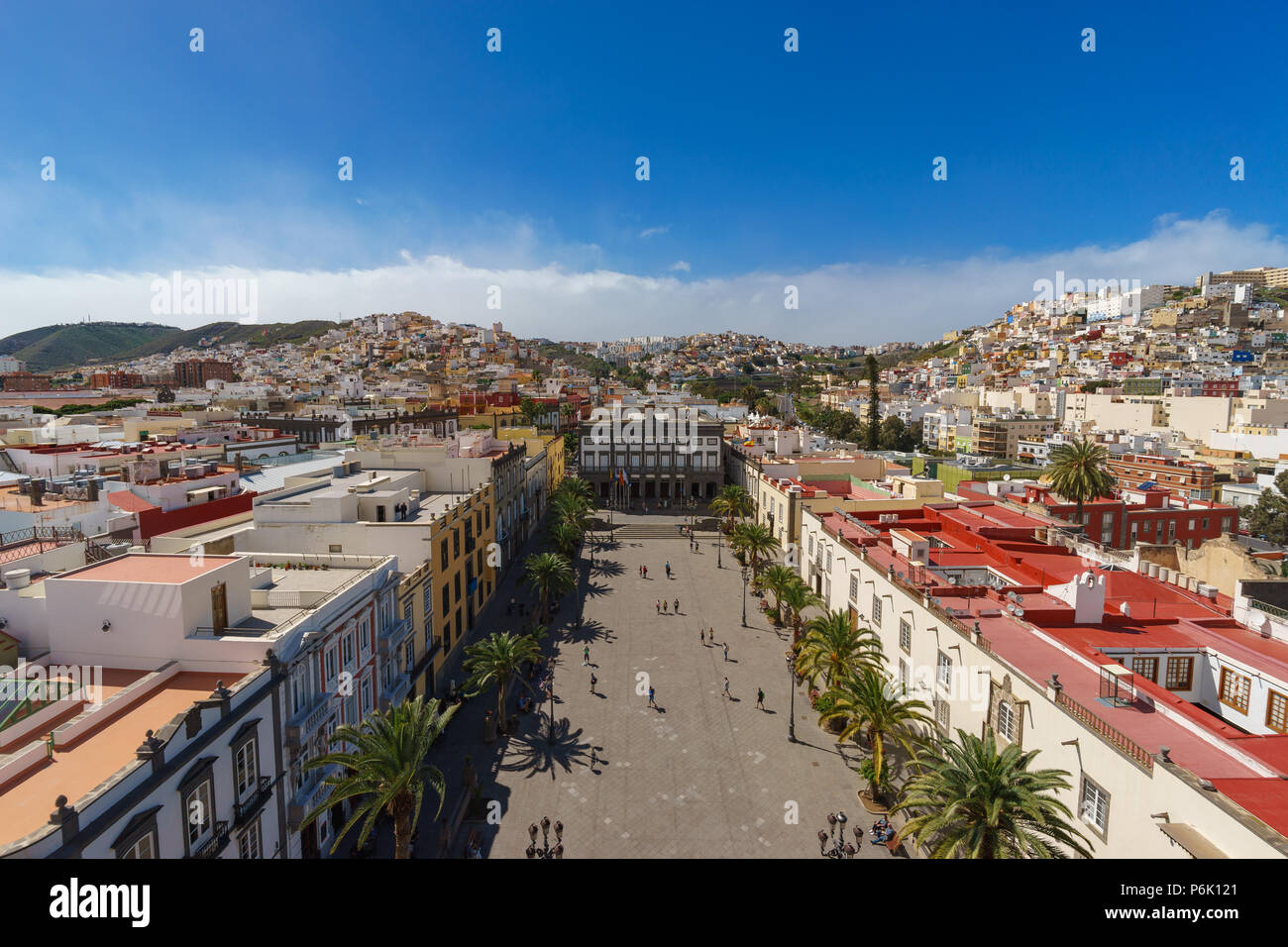 Vista panorámica de la Plaza Mayor de Santa Ana y coloridas estructuras residenciales de la ciudad de Las Palmas, Gran Canaria, Islas Canarias, España Foto de stock
