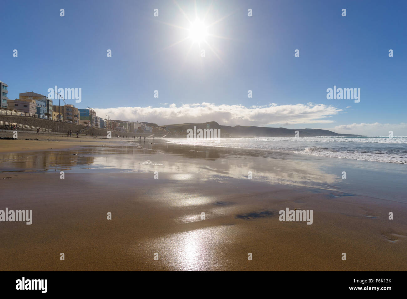 La playa de Las Canteras en día soleado, Las Palmas, Gran Canaria, Islas Canarias, España Foto de stock