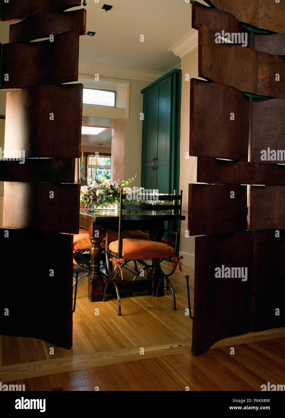 Puertas seccionadas modernos de madera para comedor moderno Foto ... Puertas seccionadas modernos de madera para comedor moderno Foto ...