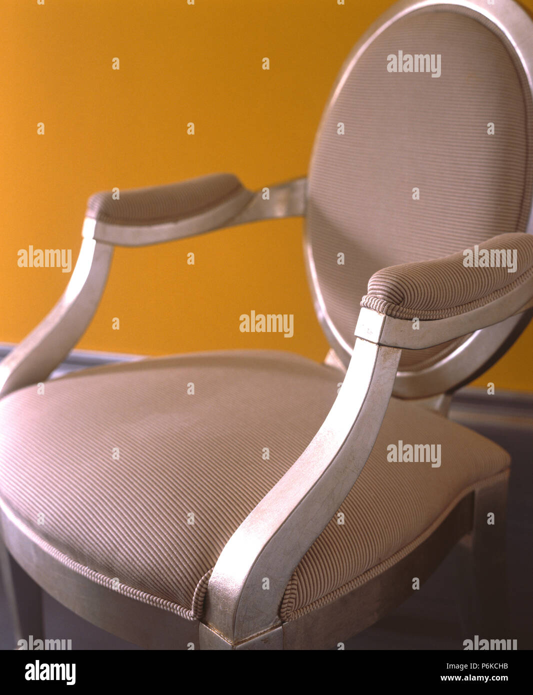 Close-up de silla de estilo francés con marco pintado de plata y tapicería  de color beige oscuro Fotografía de stock - Alamy