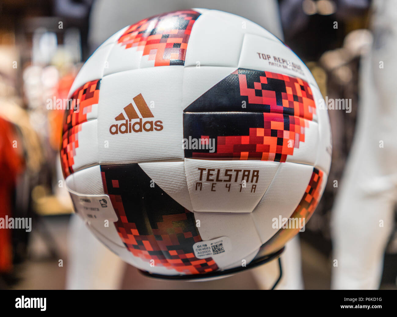 El 30 de junio de 2018. El balón oficial de la Copa Mundial de la FIFA  Football 2018 juegos del playoff Adidas Telstar Mechta Fotografía de stock  - Alamy