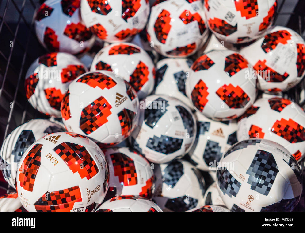 El 30 de junio de 2018. El balón oficial de la Mundial de la FIFA Football 2018 juegos del playoff Adidas Mechta Fotografía de stock - Alamy