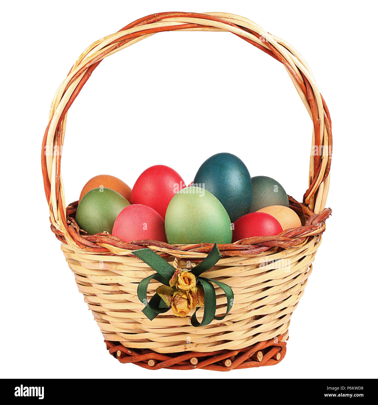 Pascua Wricked cesta llena de huevos coloreados aislado Foto de stock