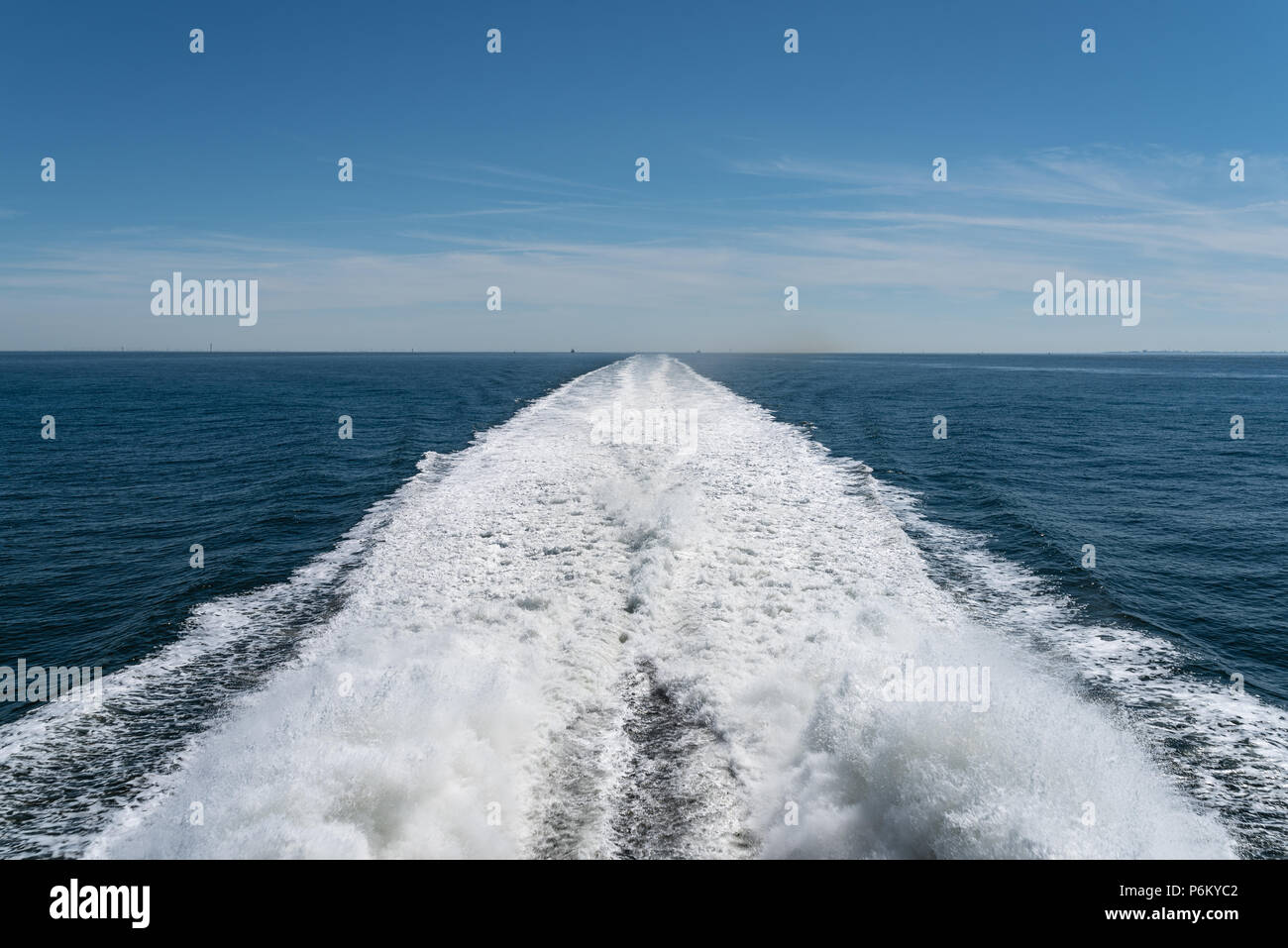 Estela de ferry de alta velocidad sobre el mar azul Foto de stock
