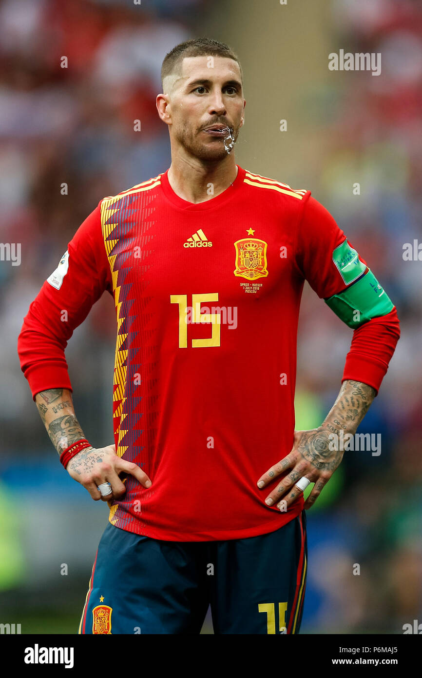 Moscú, Rusia. El 1 de julio, 2018. Sergio Ramos de España escupe durante la  Copa Mundial de la FIFA 2018, partido de octavos de final entre España y  Rusia en el Estadio