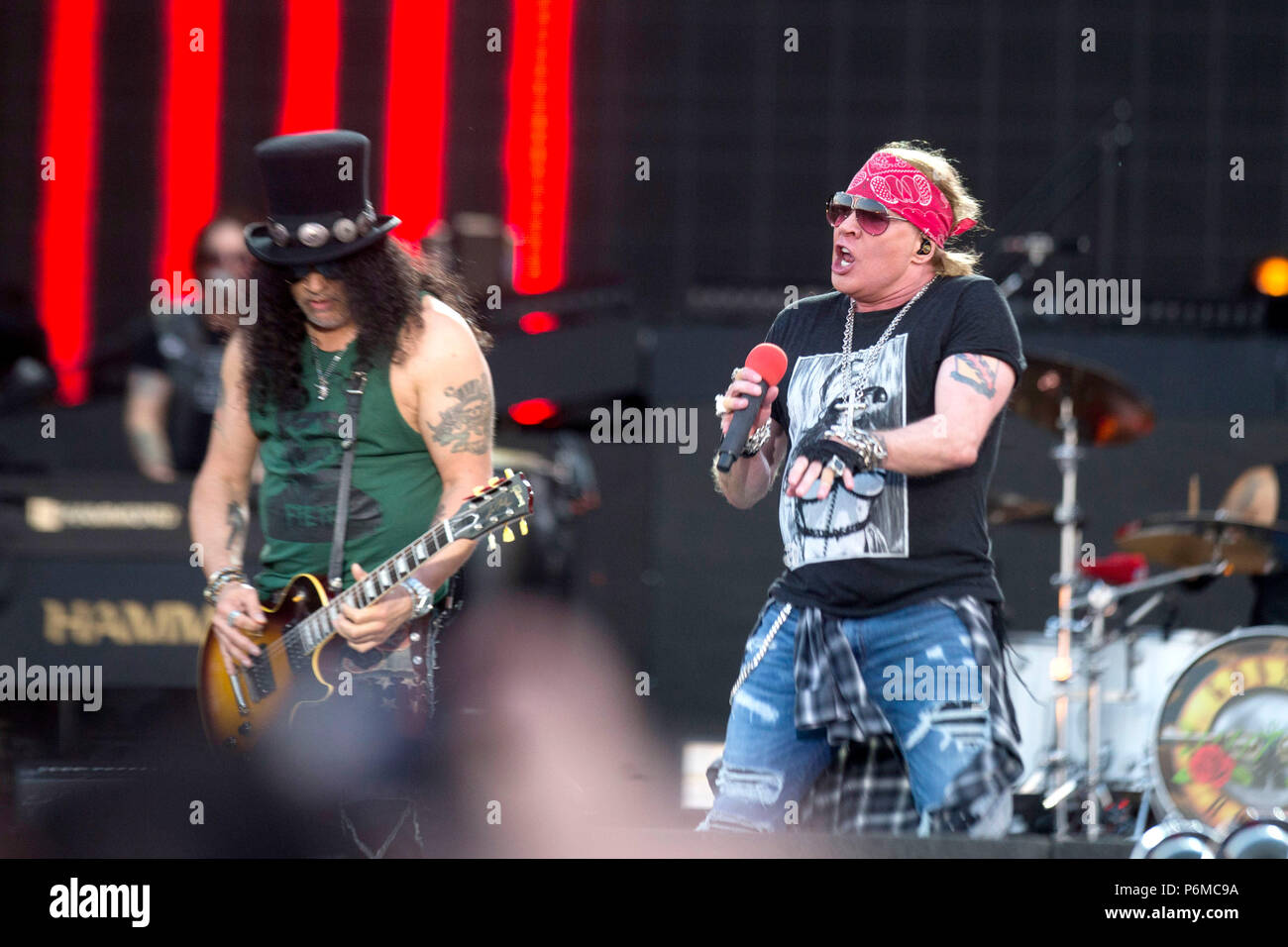 Slash y Axl Rose de Guns N 'Roses en vivo en un concierto del' No en esta  vida 'tour en Caja Mágica. Madrid, 29.06.2018 | mundial de uso Fotografía  de stock - Alamy
