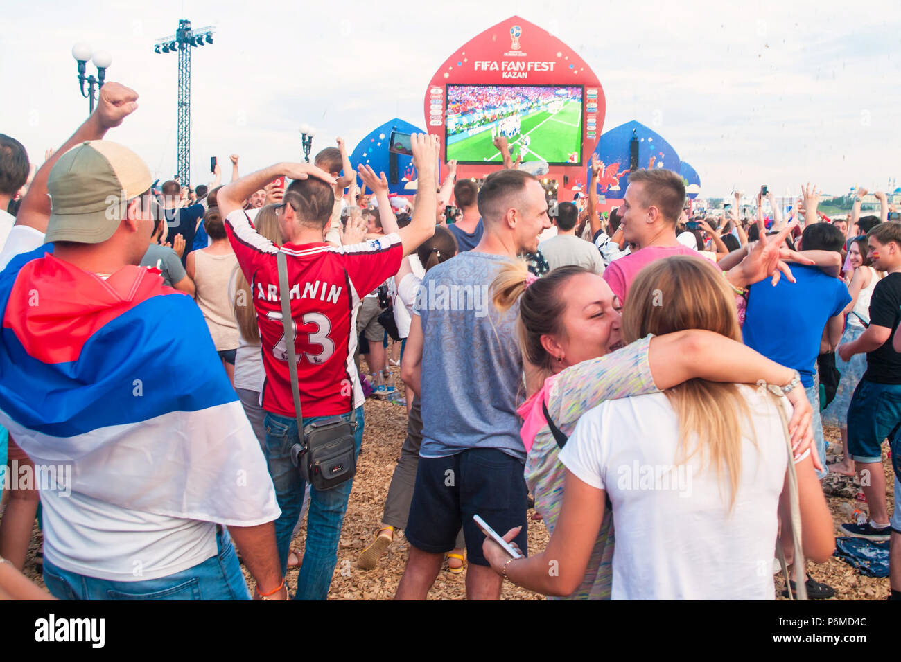 KAZAN, Rusia - 1 julio, 2018: Rusia football fans vitoreando en Kazan Fan Fest zona después de la victoria de Rusia en España vs Rusia coinciden. Crédito: Aygul Sarvarova/Alamy Live News Foto de stock