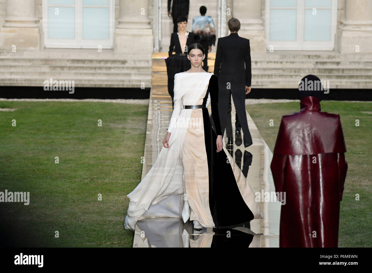 París, Francia. El 1 de julio, 2018. Modelos presentan las creaciones de Givenchy Haute Couture durante el otoño/invierno 2018/19 desfiles de moda en París, Francia, el 1 de julio de 2018. Crédito: Piero Biasion/Xinhua/Alamy Live News Foto de stock