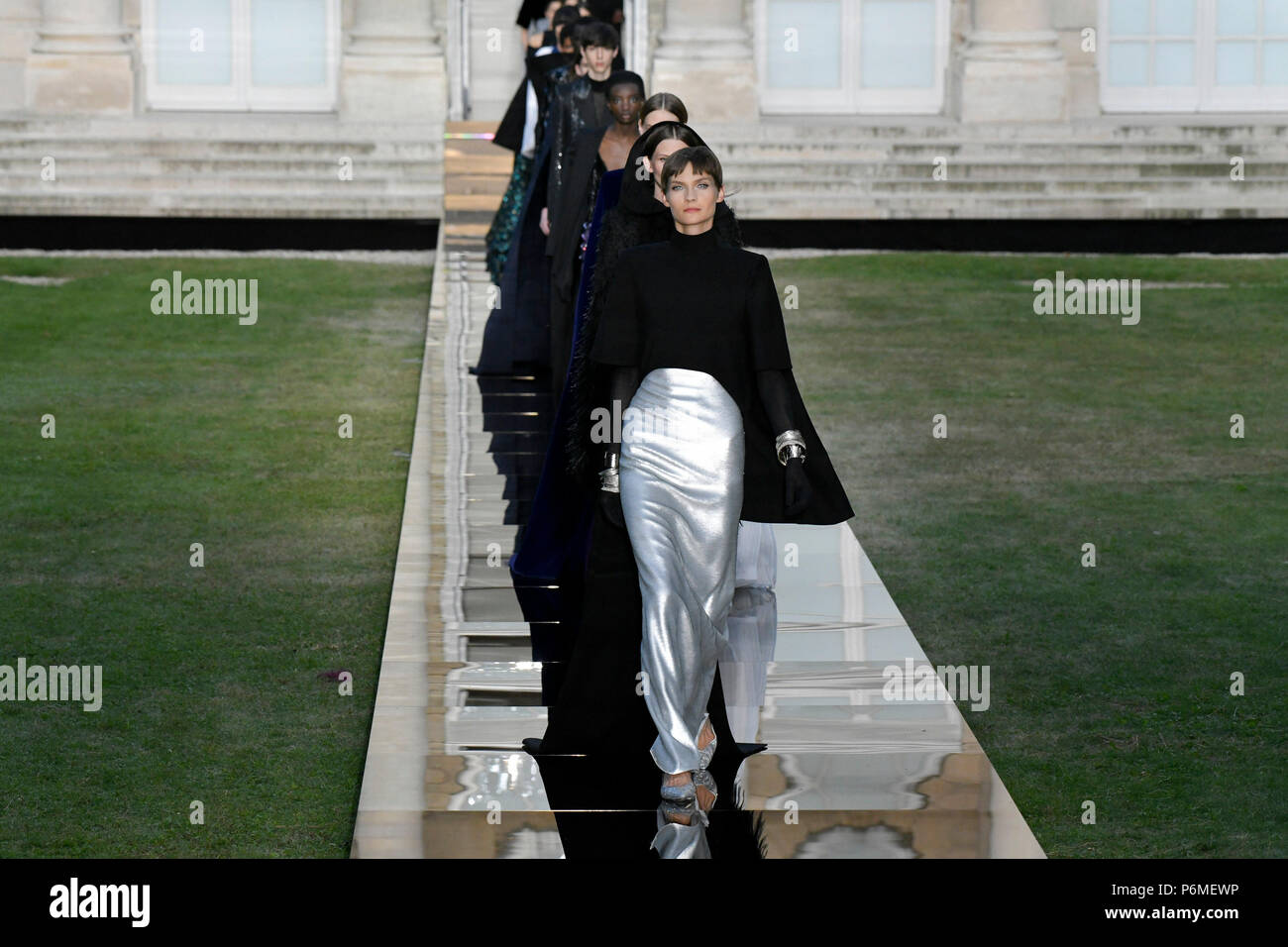 París, Francia. El 1 de julio, 2018. Modelos presentan las creaciones de Givenchy Haute Couture durante el otoño/invierno 2018/19 desfiles de moda en París, Francia, el 1 de julio de 2018. Crédito: Piero Biasion/Xinhua/Alamy Live News Foto de stock